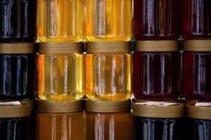 Różne gatunki miodu odmianowego pozyskane dzięki optymalizacji lokalizacji pasieki wędrownej.